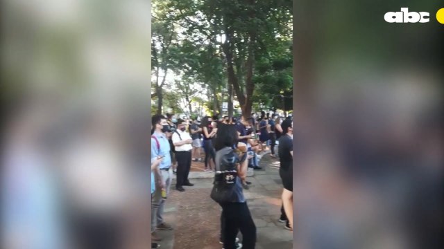 Manifestación autoconvocada contra el gobierno el Presidente Mario Abdo Benitez exigiendo cuentas sobre gastos en salud