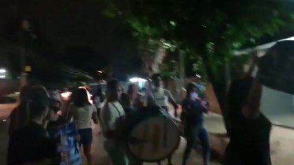 "Justicia para Fabian", exigen familiares de joven asesinado, frente a la vivienda de la novia de "Papo" Morales