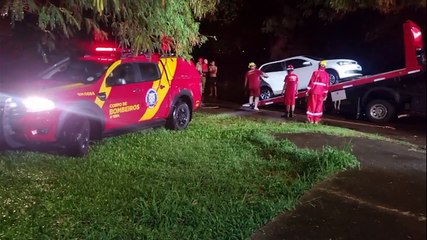 Carro fica parcialmente submerso em alagamento e mobiliza resgate em Cascavel