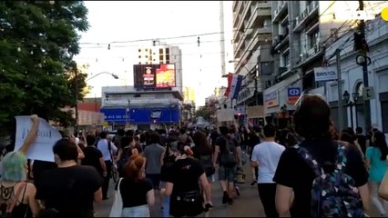 La manifestación se trasladó luego frente a la Junta de Gobierno de la ANR.