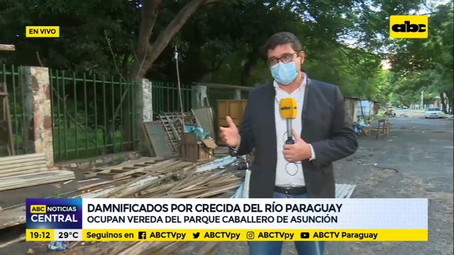 Damnificados por la crecida del Río Paraguay ocupan vereda del Parque Caballero
