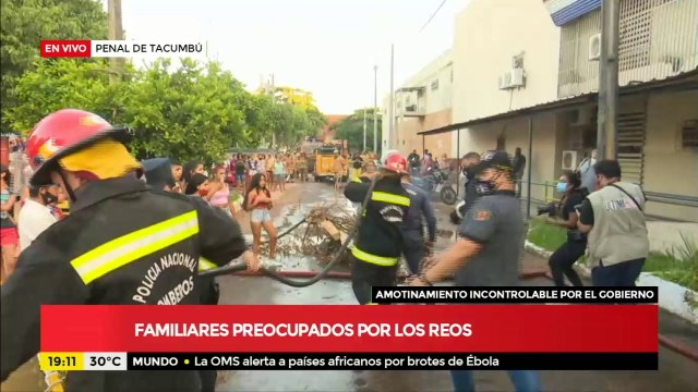 Enfrentamiento de familiares de los reclusos con antimotines