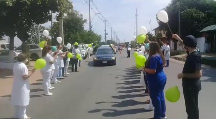 Emotiva despedida de enfermera