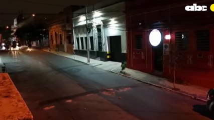 Montada obligando a un detenido a correr a ritmo de sus caballos