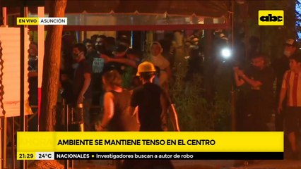 Violentos atropellan locales céntricos