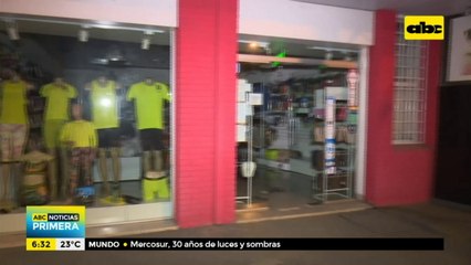 Roban ropas interiores de un local comercial