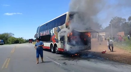 Así fue el incendio del bus de larga distancia sobre ruta PY02
