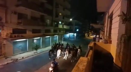 Policías hacen correr a un hombre esposado sobre la calle Azara tras manifestaciones del 17 de marzo de 2021.