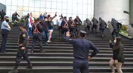 Escrachan frente al Congreso al comisario Julio César Sosa