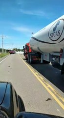 Una larga firma de vehículos quedaron a mitad de camino desde ayer.