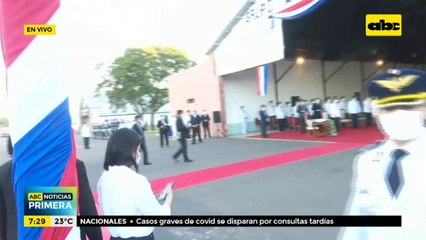 Mientras la ciudadanía le exige respuestas, Abdo aparece en entrega de helicópteros donados