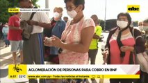Aglomeración de adultos mayores para cobro en BNF