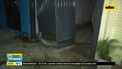 Conductor perdió el control de su vehículo y chocó contra un portón