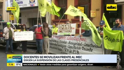 Docentes se movilizaron frente al MEC