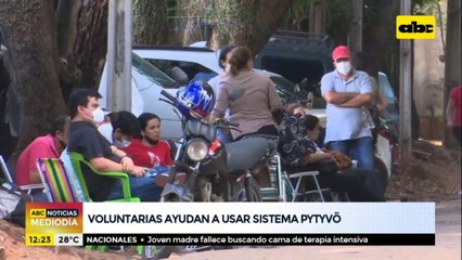 Voluntarias ayudan a usar el sistema pytyvô medicamentos