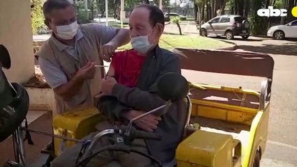 Pese a sus limitaciones físicas, don Eduardo acudió solo a un vacunatorio en el Este