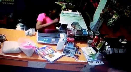 Captan a descuidista al momento de robar un teléfono en una despensa