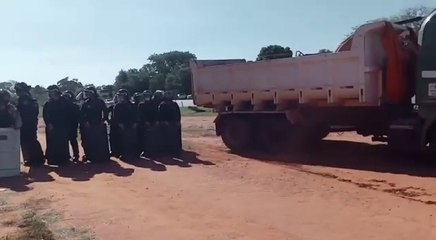 Fuerte presencia policial para despejar franja de dominio de Ruta PY02