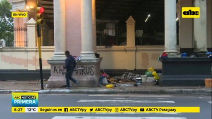 Pese al frío, indígenas siguen acampando en Asunción