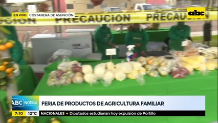 Feria de productos de agricultura familiar en la Costanera de Asunción