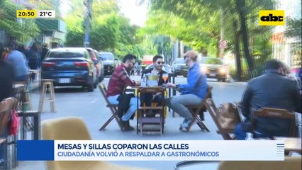 Sillas y mesas coparon las calles asuncenas