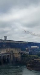 Militares brasileños sobrevuelan sobre Itaipu