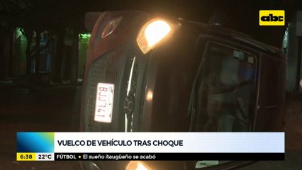 Conductora sufre golpes tras vuelco de vehículo