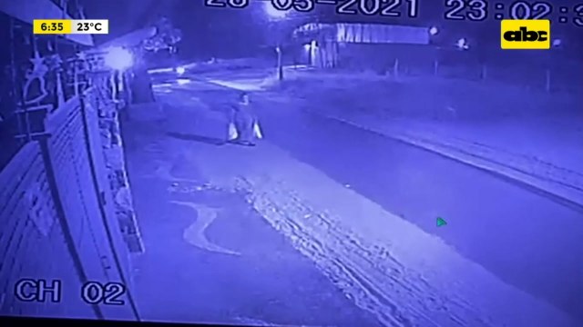 Mujer fue asaltada por dos delincuentes en Itauguá, a metros de su padre que la aguardaba