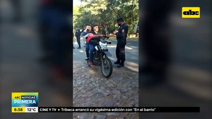 Detienen a dos personas en control policial