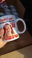 Tazas con propaganda política y billetes de G. 100.00 de candidatos a la intendencia de Limpio