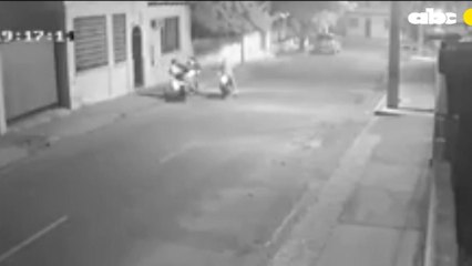 Asaltantes roban una motocicleta en San Vicente