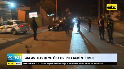 Largas filas y desorganización en las afueras del vacunatorio en exAratirí