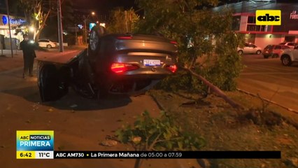 Vehículo volcó sobre la av. San Martín y los ocupantes se fugaron