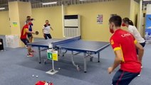 María Xiao, junto con Pedri y otros deportistas juguando ping pong