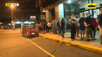 Largas filas durante la noche en el Sanatorio Británico