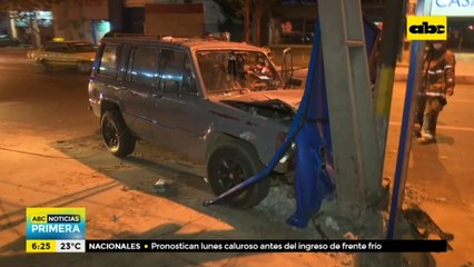 Conductor sufre golpes en la cabeza tras chocar contra una columna