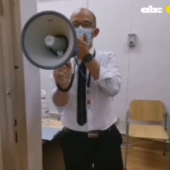 El Dr. Héctor Castro canta "Bailar pegados"