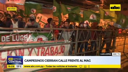 Campesinos cierran calle frente al MAG