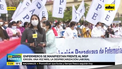 Enfermeras se manifiestan frente al ministerio de Salud