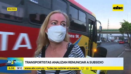 Mientras pasajeros se aglomeran en paradas y buses, Transportistas amenazan con suba del pasaje