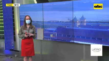 Funcionarios municipales limpian seccional colorada, mientras Asunción tiene un "mar" de basura