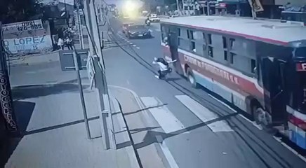 Hurto de celular en bus y posterior caída de la víctima