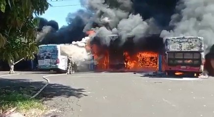 Incendio de buses en la parada de la Línea 27 San Lorenzo CISA