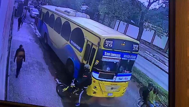 Colectivo de la Línea 26 casi arrolla a un ciclista en Fernando de la Mora