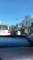 Graban a una Patrulla Caminera haciendo un imprudente giro