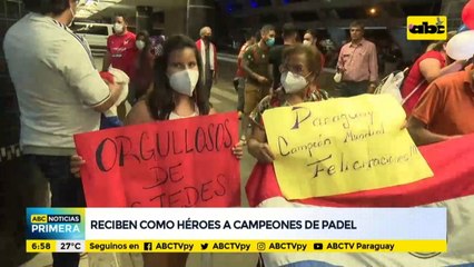 Reciben como héroes a campeones mundiales de Pádel