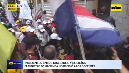 Incidentes entre maestros y policías