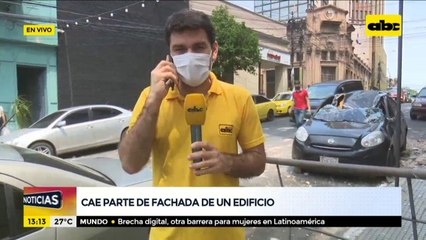 Cae revoque de la pared de un edificio en el microcentro y aplasta a un auto estacionado