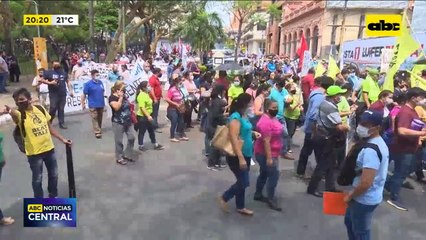 Reunión queda en cuarto intermedio para evitar descuento de salarios a docentes