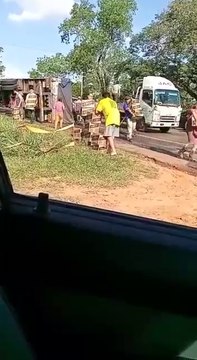 Camión transportador de cervezas volcó y curiosos aprovecharon para robar